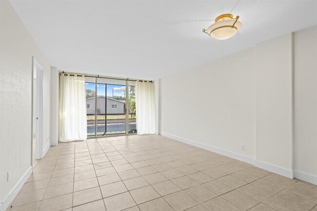 111 Royal Pk Dr in Oakland Park, FL - Building Photo - Building Photo