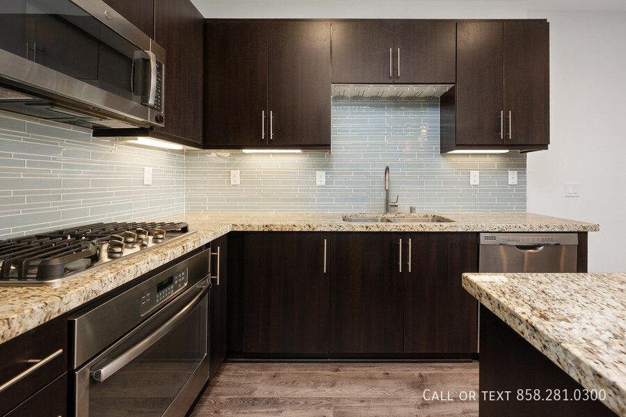 2390 Aperture Cir in San Diego, CA - Building Photo