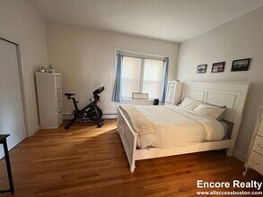 202 St Paul St, Unit 12 in Brookline, MA - Foto de edificio - Building Photo