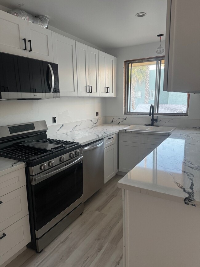 522-528 Alexandria Ave, Unit 14B