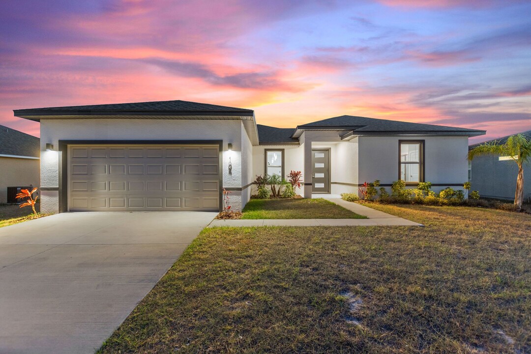 202 Hyacinth Ct in Poinciana, FL - Foto de edificio