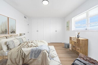 Lakeshore Presidential Apartments in Miami, FL - Foto de edificio - Building Photo