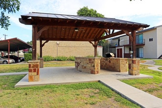 Alamo Estates in San Antonio, TX - Foto de edificio - Building Photo
