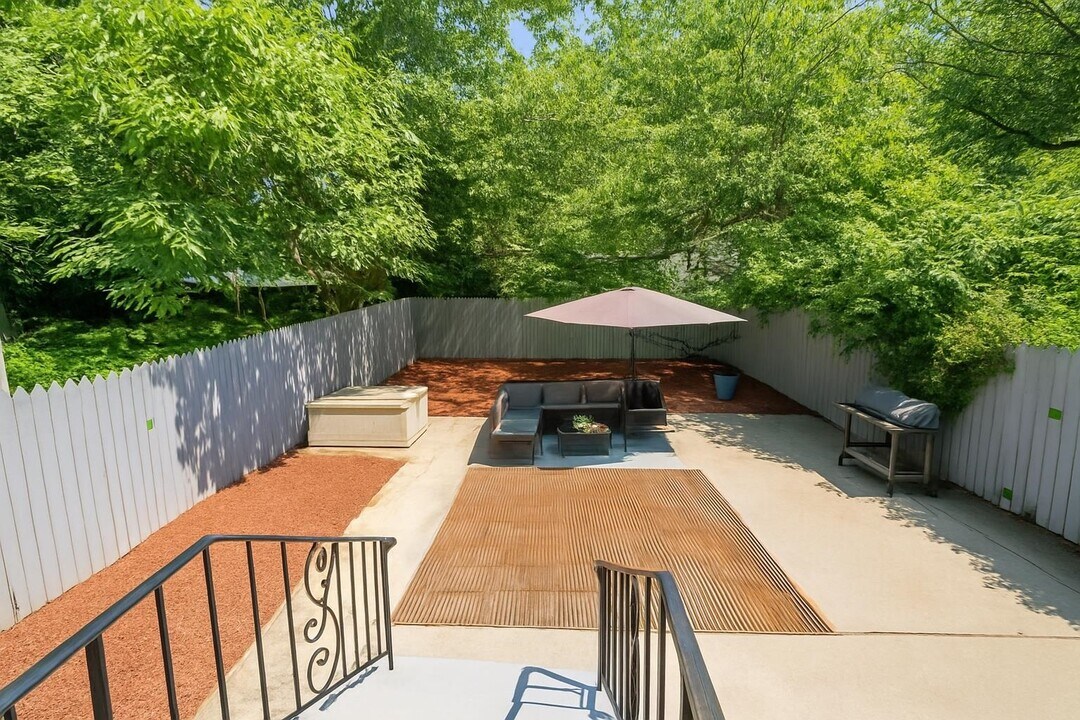 136 Ege Ave in Jersey City, NJ - Building Photo