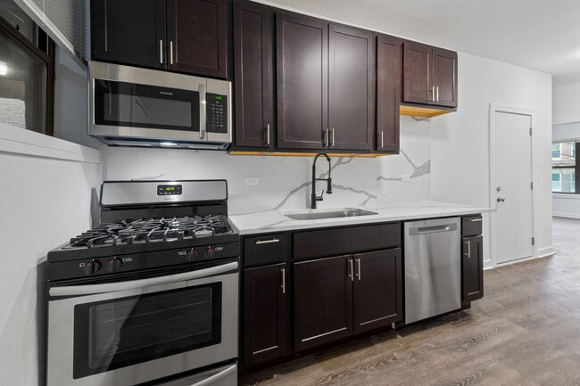 1904 N Whipple St, Unit 101 in Chicago, IL - Foto de edificio - Building Photo