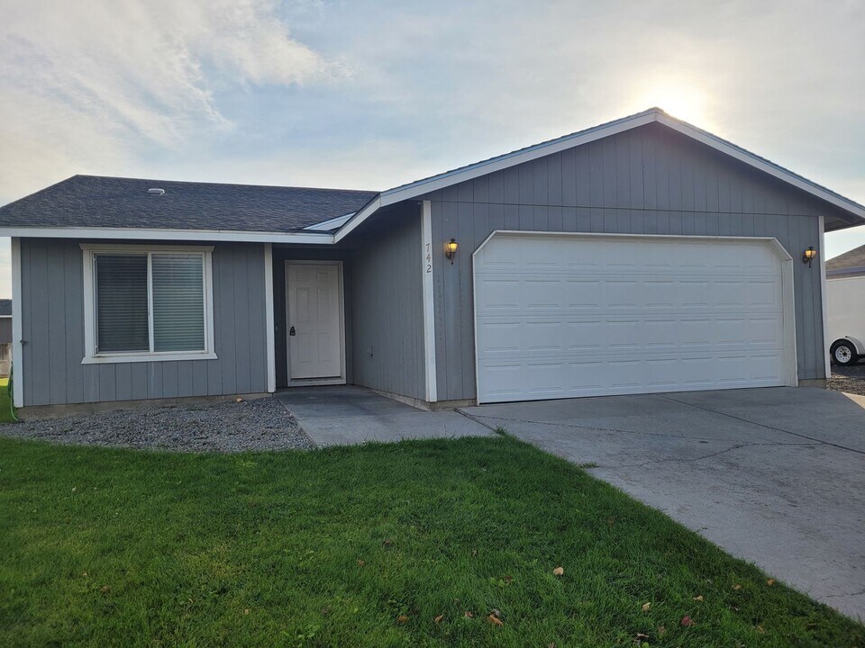 742 K St SE in Ephrata, WA - Building Photo