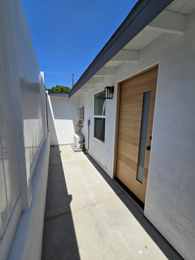 15657 Simonds St in Los Angeles, CA - Foto de edificio - Building Photo