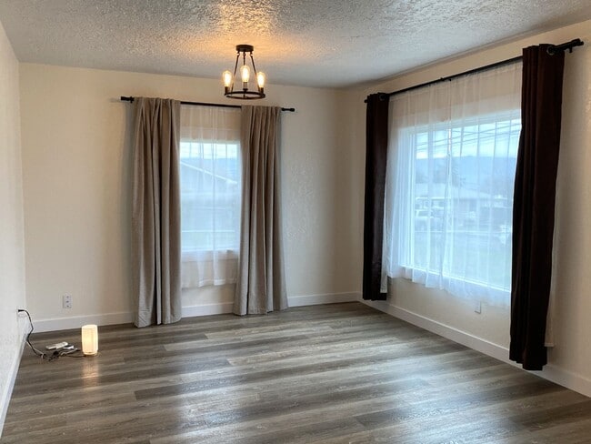 2220 E 12th St in The Dalles, OR - Building Photo - Building Photo