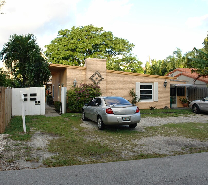 1111 N Victoria Park Rd in Fort Lauderdale, FL - Building Photo