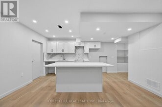 19 Candis Dr in Toronto, ON - Building Photo - Building Photo