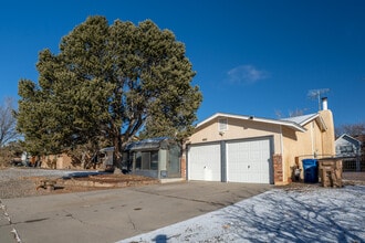 426 Pruitt Ave in White Rock, NM - Building Photo - Building Photo