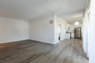 4808-4816 August St in Los Angeles, CA - Building Photo - Interior Photo