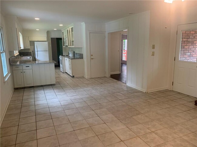 2380 Clairmont Rd in Atlanta, GA - Building Photo - Building Photo