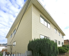 4271 Maywood St in Burnaby, BC - Building Photo - Building Photo