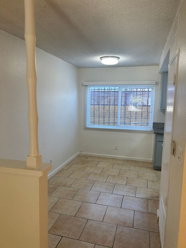 9307 Normandie Ave in Los Angeles, CA - Foto de edificio - Building Photo