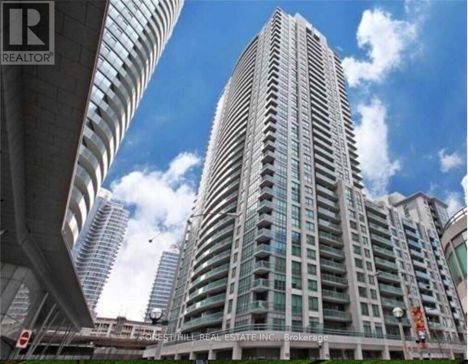 19-1119 Grand Trunk Crescent in Toronto, ON - Building Photo
