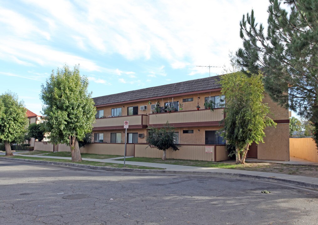 21034 Bryant St in Canoga Park, CA - Building Photo