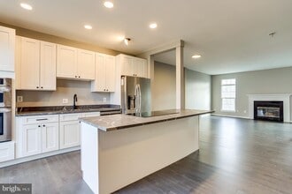 20366 Hartwell St in Ashburn, VA - Foto de edificio - Building Photo