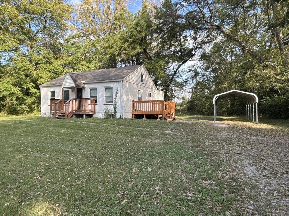 500 Yennie St in Grain Valley, MO - Foto de edificio