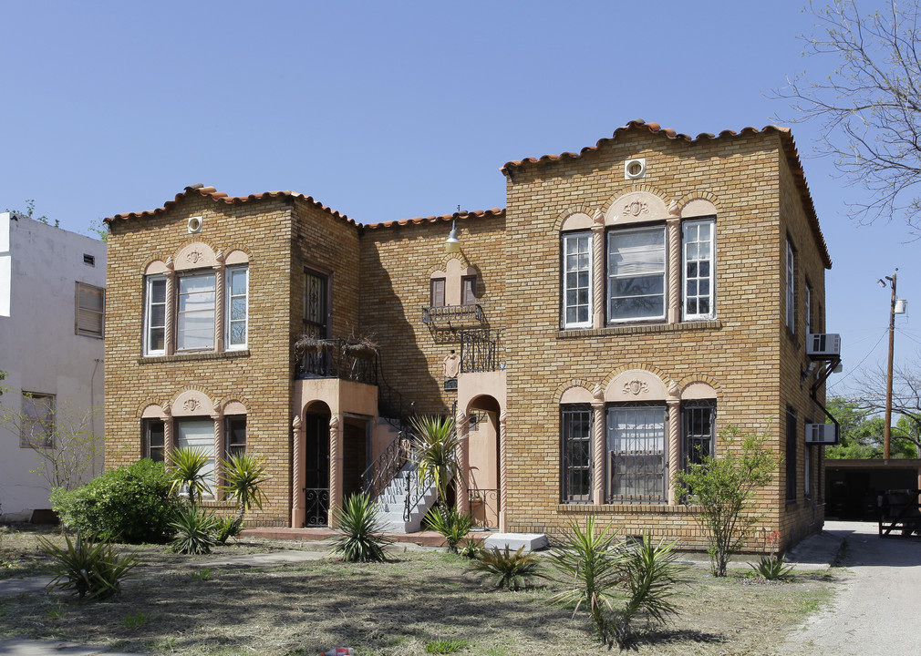 1505 W Woodlawn Ave in San Antonio, TX - Building Photo