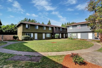 Garden Court Apartments in Newberg, OR - Building Photo - Building Photo