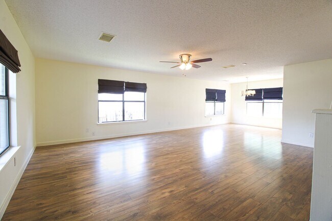 8118 Chestnut Manor Dr in Converse, TX - Building Photo - Building Photo