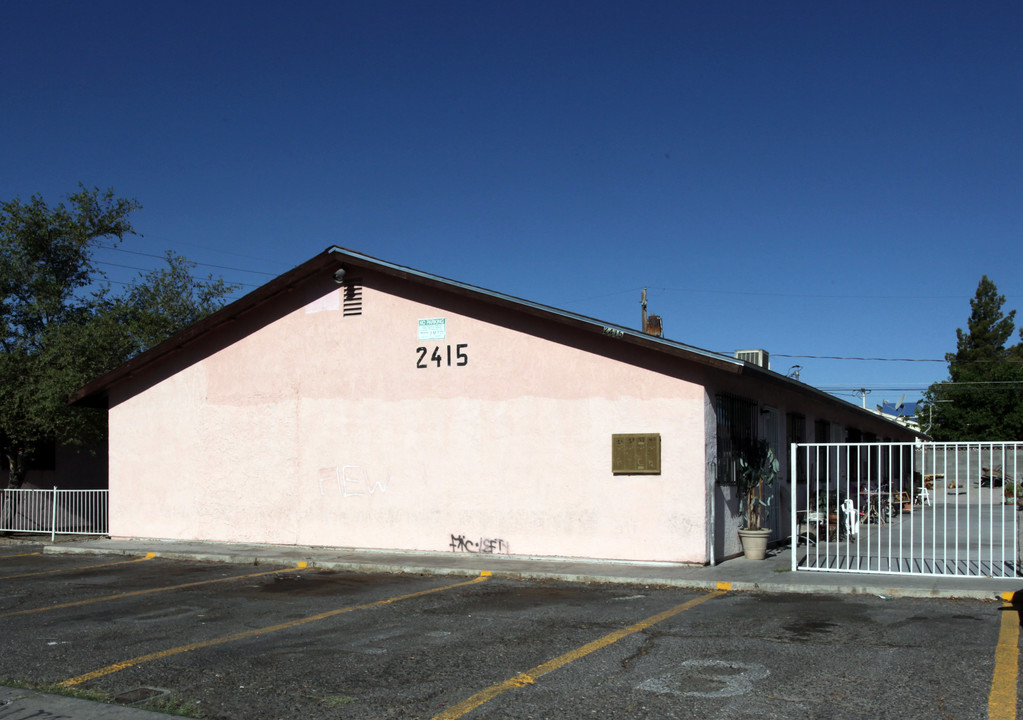 2407-2415 Daley St in North Las Vegas, NV - Building Photo