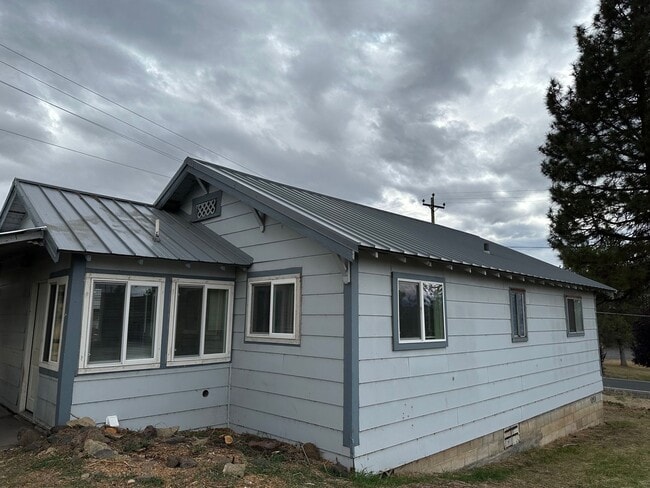 3528 Lakeport Blvd in Klamath Falls, OR - Building Photo - Building Photo