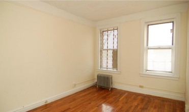 2465 Crotona Ave in Bronx, NY - Building Photo - Interior Photo