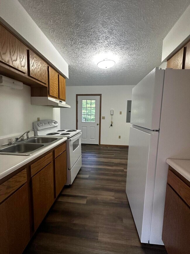 106 Sharon Dr in Clearfield, KY - Foto de edificio - Building Photo