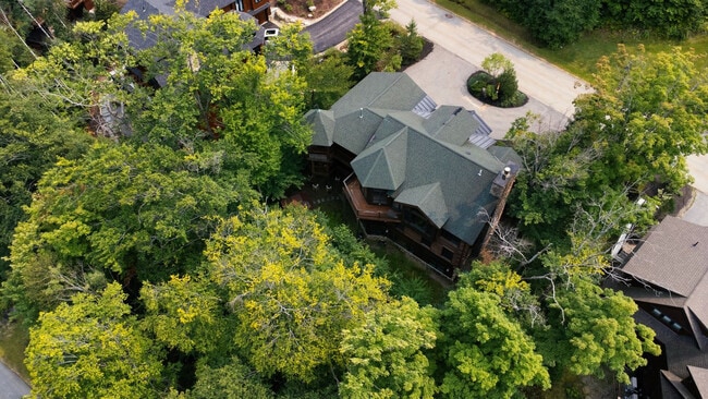 15 Hemlock Dr in Lincoln, NH - Building Photo - Building Photo