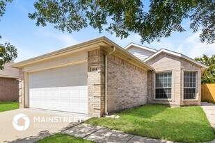 1104 Maplewood Ln in Crowley, TX - Building Photo