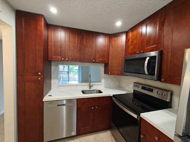 8770 Royal Palm Blvd in Coral Springs, FL - Foto de edificio - Building Photo