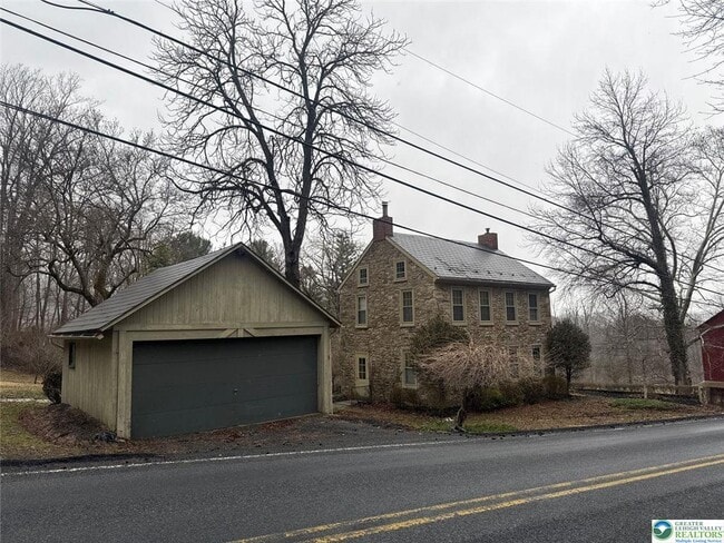 3686 Lower Saucon Rd in Hellertown, PA - Foto de edificio - Building Photo