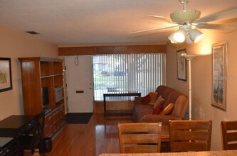 4365 Tahitian Gardens Cir in Holiday, FL - Foto de edificio - Building Photo