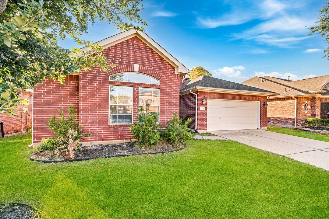 7223 April Creek Ln in Houston, TX - Building Photo