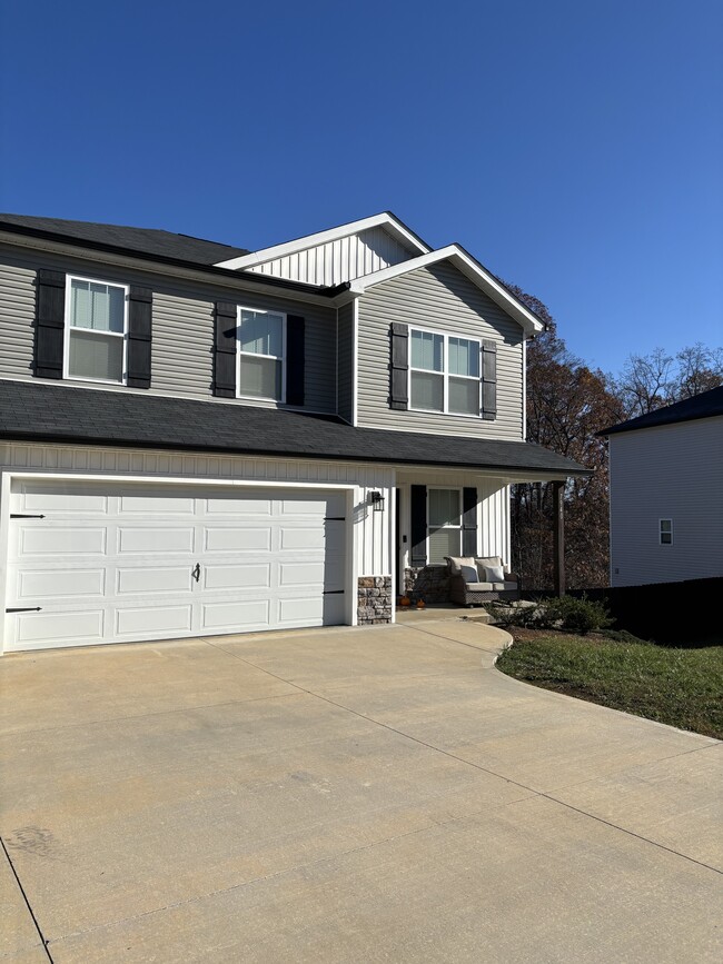 7940 Poplar Grv Ln in Powell, TN - Foto de edificio - Building Photo