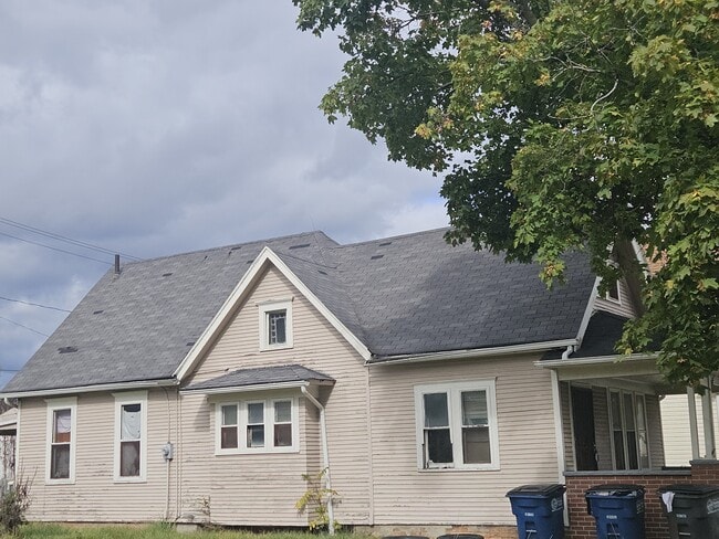 property at 3273 N Detroit Ave