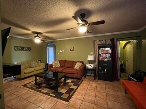 105 Ranch Rd in Laredo, TX - Foto de edificio - Building Photo