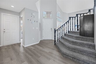 8433 Dry Cliff Cir in Las Vegas, NV - Foto de edificio - Building Photo