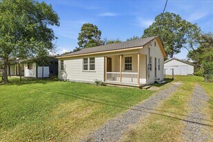 519 S 13th St in Nederland, TX - Building Photo