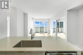 430 Square One Dr in Mississauga, ON - Building Photo - Building Photo