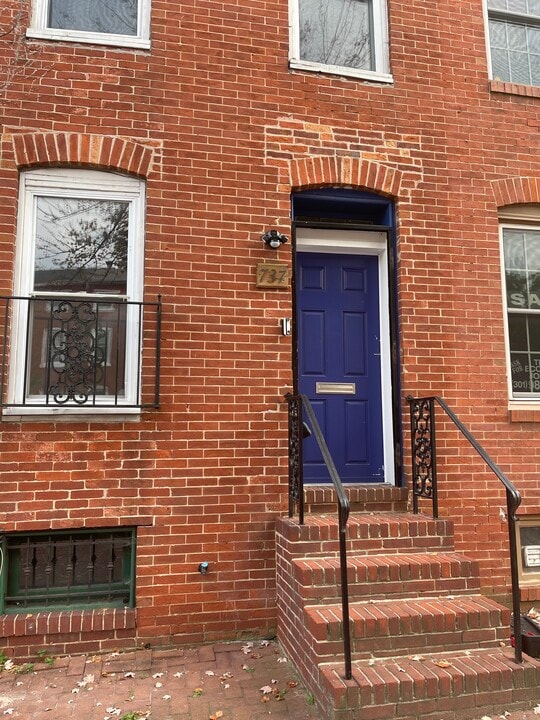 737 McHenry St in Baltimore, MD - Building Photo