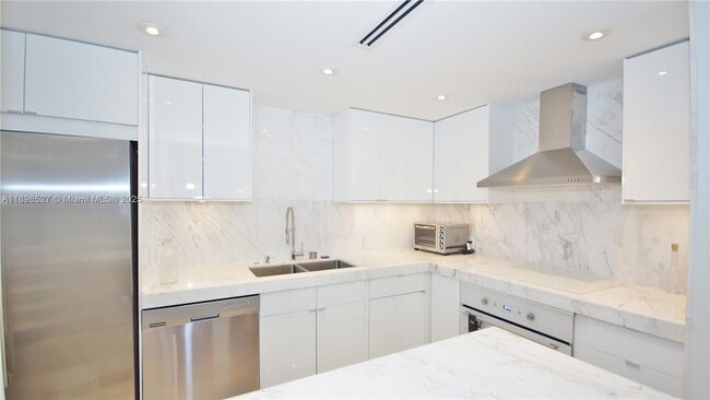 100 Bayview Dr, Unit 308 in Sunny Isles Beach, FL - Building Photo - Building Photo