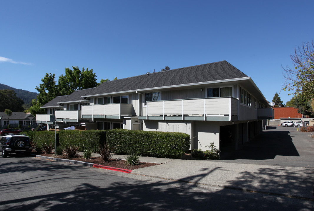 944 Sir Francis Drake Blvd in Kentfield, CA - Foto de edificio