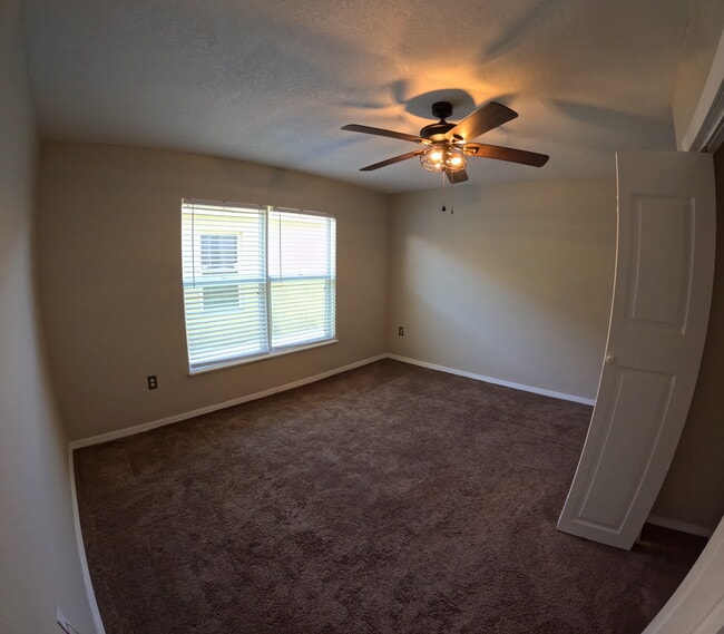 422 Fairfield Dr, Unit Bedroom 4 in Sanford, FL - Foto de edificio - Building Photo