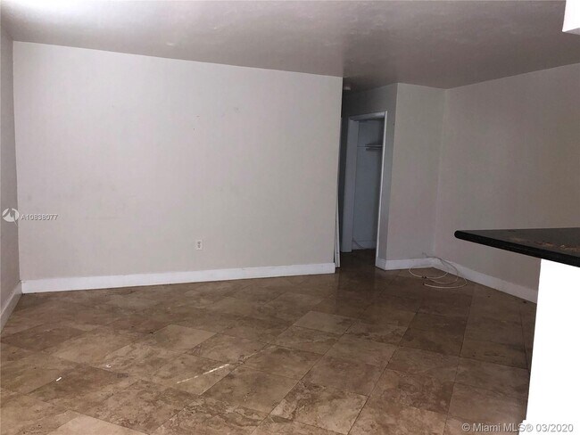 2185 NE 123rd St-Unit -101 in North Miami, FL - Foto de edificio - Building Photo