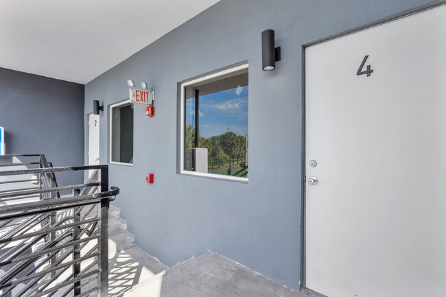 Avondale Parkside in Pompano Beach, FL - Building Photo - Building Photo