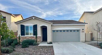 33045 Powell Ln in Winchester, CA - Building Photo