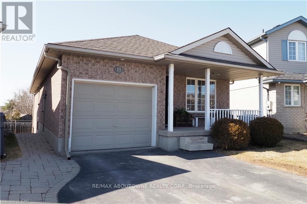 33 Boulder Crescent in Guelph, ON - Building Photo